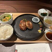 川端志史 - 暫く待つと注文したハンバーグ定食１６００円の出来上がりです。
                     