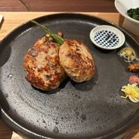 川端志史 - ハンバーグは九州の黒毛和牛を中心にお店が厳選した素材を使ったハンバーグ８０ｇが２個。