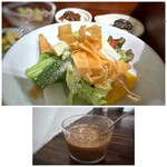 チャイニング ブース - サラダは揚げた春巻きの皮や、新鮮野菜が盛り付けられています。 自家製ドレッシングもいいお味。ただお味が濃いめなので、かけ過ぎ注意です。(〃ﾉωﾉ)
