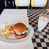 chorky's DINER - 
メニューにオススメと書かれていた

●デミグラスバーガー　12.65（1,265円）

●バニラシェイク　5.50（550円）

合計　1,815円　を注文してみた
