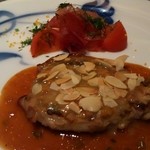 アピシウス - 国産豚ロース肉のグリエ アーモンド風味 ピカントソース  香ばしくソースも美味しい 付け合わせのトマトも激ウマでした