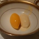アピシウス - 胡椒アイスとマンゴーシャーベット 一口先に食べてしまった