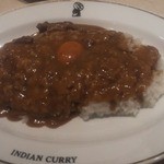 インディアンカレー・ライス大盛り、生卵プラス