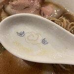 焼豚らーめん じゅんこ - かわいいレンゲ！真ん中は、なると雲？