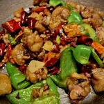 朋友雑穀食府 - 骨付き鶏肉の唐辛子唐揚げ 辣子鶏ですが、本場と違い照りが付けられてます。唐辛子、花椒が少ないです。