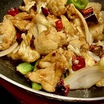 朋友雑穀食府 - カリフラワーの汁無し鍋 最近日本ではカリフラワーあまり食べませんが、干鍋にカリフラワーが良く合います。