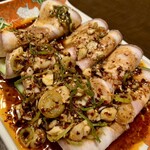 朋友雑穀食府 - 豚バラ肉の四川ソース掛け 豚バラと胡瓜が良く合います。中国ではのれんのように豚バラと胡瓜を並べてました。