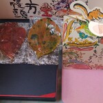 いも膳 - 料理に添えられたいも膳のお庭の柿の葉や紅葉を大事に息子が持ち帰り。感性豊かな息子はやはり私の息子〜自慢かい？！（笑）川越をウロウロしている合間に、息子は我が家の茶菓子にと千石饅頭とゆべしの土産購入❗