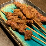 朋友雑穀食府 - 羊肉串 新疆の定番料理 このスパイスで臭みは無いです。