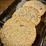 朋友雑穀食府 - 胡麻焼き餅 大き目の胡麻団子を平たく伸ばして焼いたって感じ