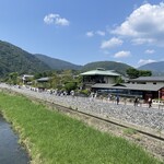 嵐山よしむら - 橋から見たお店(薄緑の屋根)