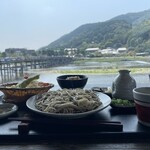 嵐山よしむら - 嵐山を背景に