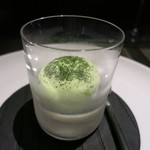 エクアトゥール - アミューズのホワイトアスパラガスのブラマンジェとグリーンピースのムース