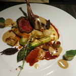 エクアトゥール - ミルクピジョン　フォアグラのソースと赤ワインのソース　ドライフルーツのチャツネ添え