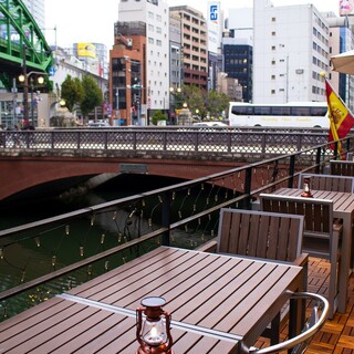 開放感あるテラス席で乾杯♪