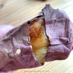 焼き栗のいそやま - 焼きいも 皮の裂け目から蜜が滴り出てくる