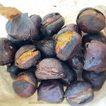 焼き栗のいそやま - まずは500gを開封 身が肥えてるので熱で爆ぜてて皮むきやすい 自分はスプーン要らずだった