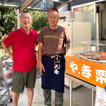 焼き栗のいそやま - ご主人のT氏。お顔出しご了諾済み。奥で奥さまが伝票でお口許を隠しながらケラケラと大笑いされている(笑)