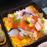 レストラン 翠葉 - ⑧吹き寄せちらし
                    〆真鯖&真鯛&サーモン&蒸烏賊&蟹&ブロッコリー&赤パプリカ&黄パプリカ&蕪&人参&隠元豆&ガリ
                    お魚はまずまず、サーモンは原価的に外せないのでしょう