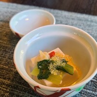 レストラン 翠葉 - ①胡麻豆腐と季節野菜の酢味噌和え、飛子載せ
