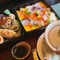 レストラン 翠葉 - ランチコース紫苑 (税込7,337円)
                    ■八寸
                    ②鮎甘露煮、蓮根チップス載せ③半熟卵④クリームチーズ奈良粕漬⑤海老変り揚げ⑥法蓮草の白和え⑦薩摩芋蜜煮
                    
                    ⑧吹き寄せちらし⑨季節の土瓶蒸し