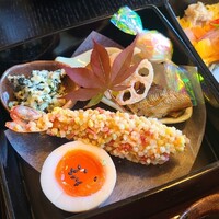 レストラン 翠葉 - ■八寸
                    ②鮎甘露煮、蓮根チップス載せ③半熟卵④クリームチーズ奈良粕漬⑤海老変り揚げ⑥法蓮草の白和え⑦薩摩芋蜜煮
                    八寸は質よりも品数と彩り重視な印象