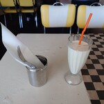 chorky's DINER - ◯バニラシェイク
バニラシェイク提供時には
淡々とした嫌そうな口調、態度で
ドンッ、ドンッと音を立てて置いてった

インスタ用に動画撮影してるので
その証拠も今後、公開することになる