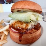 chorky's DINER - ◯デミグラスチーズバーガー
肉厚バンズ
牛100%のパティ
そして
レタス
玉ねぎとトマトスライス
とろけるチーズ

苦味感の少な目な
手作りデミグラスソースが挟まれていた