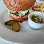 chorky's DINER - 手でハンバーガーを食べる場合の袋が付いてきていた

別でピクルスも2枚置かれていた

◯サラダ
自家製の和風ドレッシングが掛けられていた
大根サラダで美味しい味わいではあった