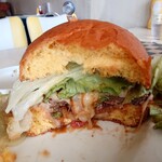 chorky's DINER - 味わいとしては普通には美味しいとは思える

僕的には1回目に食べている
TEX★MEXバーガーの方が好みな味わいだった

真ん中には串が刺されていて
高さもあるので
普通に食べたらバラバラにはなる