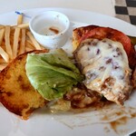 chorky's DINER - 肉厚バンズには焼きが入れてあり

ビーフ100%赤身肉らしき肉肉しさのある
シッカリとした食感のあるパティ

ちなみに変な味わいは一切していない
このおっさん、肉の変質にはとてもうるさいから