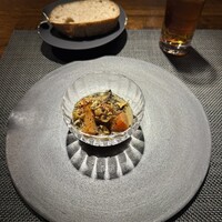 フィオッキ - 1皿目
                    息吹サーモン、栗のピューレ、香茸、燻製をかけたサーモン、コーヒー豆。