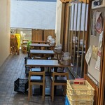 タンメン亭 - 外でも食べられます。