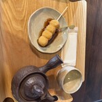 Kaeru Tei - Mitara-shi Dango and Hojicha