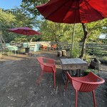かえる亭 - 外にも飲食スペースあり