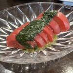 金町製麺 - トマトのバジルソースかけ