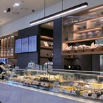 Starbucks Reserve Byeoldabang - 手前エリアのショーケース