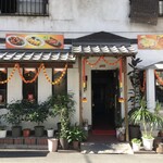 インド料理 パリワル - マリーゴールドの花飾りが映えますね〜！