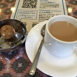 インド料理 パリワル - チャイとベサンカラッドゥ(ひよこ豆粉とギーなどで作ったスイーツ)