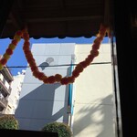 インド料理 パリワル - 店内から花飾り越しに見る水道局