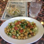 インド料理 パリワル - ティハールでもチャナサラダ(¥530) 奥はセットのサラダ