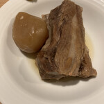 牛たん料理 閣 三越前店 - お通しの牛タンの角煮&玉こんにゃく