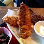 しらすやガーデン - アジフライ定食@しらすやガーデン
      脂の乗った新鮮な鯵を粗めのパン粉を使ってカラッと仕上がってます。フワフワの身とのコントラストが絶妙(^-^)