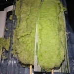 横丁とうふ店 最上川千本だんご - 左側がだだちゃ豆　右側は通常のずんだ