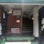 煮干結社 弘前店 - 三上ビル入り口、左手が当店