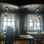 煮干結社 弘前店 - 店内から見る窓