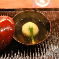 鎌倉 北じま - 月とスッポン：スッポン出汁、白玉の中にはきのこ3種 （ヤマドリタケモドキ（ポルチーニ）、オオミヤマトンビマイ、舞茸）とスッポン
