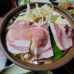 斉北荘 - ホエー豚をゆっくり蒸し柔らかく仕上げます。下に仕込まれた味噌ダレがよく合います