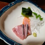 斉北荘 - ハマチと信州サーモンのお刺身です。美味しい！この2倍の量があるとなお嬉しい！