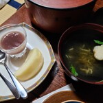 斉北荘 - デザートもお吸い物も上品です。奥のおひつの白米は一粒も残さずいただきました！